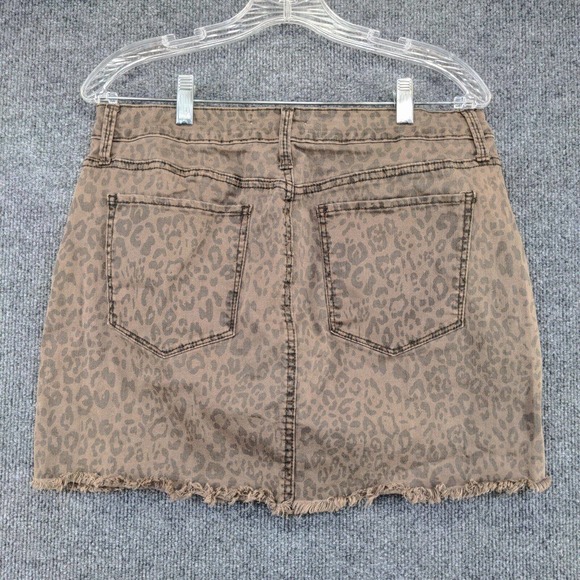 Mudd Flex Stretch Womens Jean Shorts Brown Leopard Pattern Size 13 Pockets - Picture 3 of 11